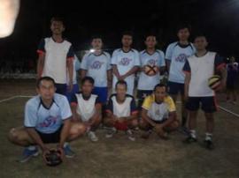 Final pertandingan bola voli plastik Papi Desa Ngawis