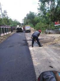 Beberapa Titik Jalan Rusak  di Desa Ngawis Mulai Diaspal.